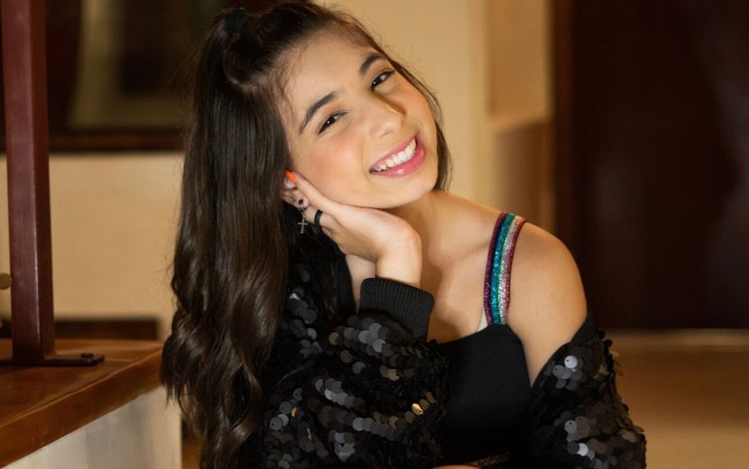 Gravada em casa, a nova música de Taby já está entre nós - vem ouvir Domingo!