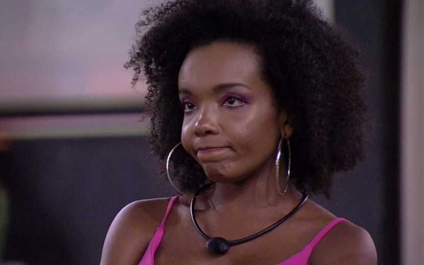 Thelma Assis interrompe live após comentários racistas e fãs pedem respeito
