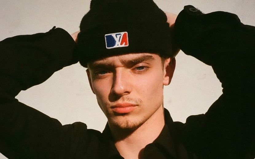 Josh Beauchamp, do Now United, é atacado por fãs de K-Pop desabafa: "O que está acontecendo?"