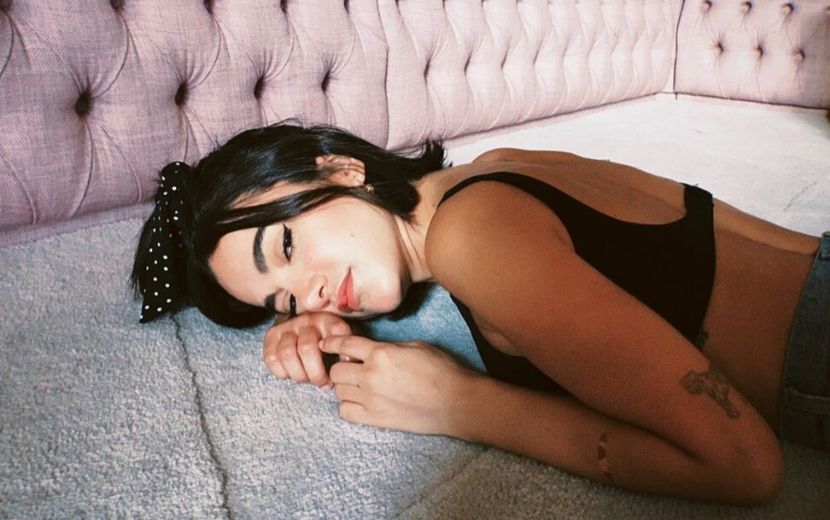 Manu Gavassi mostra foto baby e Bruna Marquezine brinca: "Sempre um ícone!"