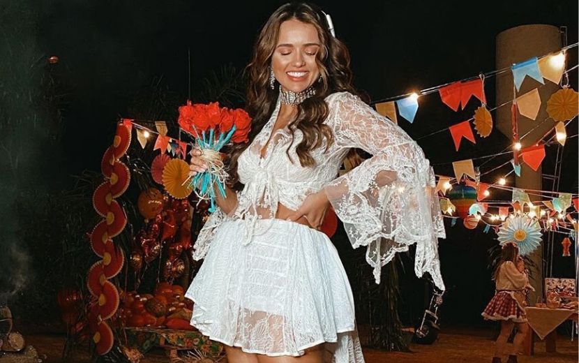 Quarentena who? Rafa Kalimann arma Festa Junina particular com direito à fogueira e lookinho!