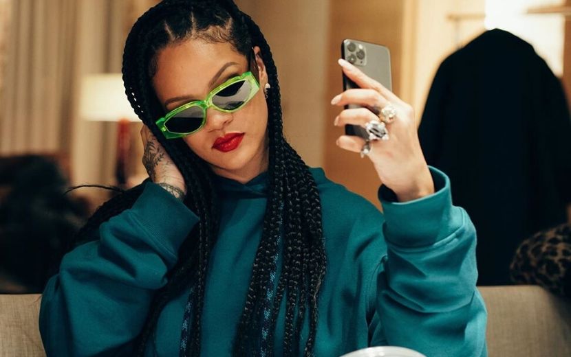 Nada de álbum! Rihanna anuncia linha de sapatos para a FENTY