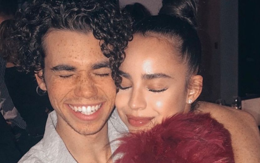 Sofia Carson presta homenagem a Cameron Boyce um ano após a morte do ator