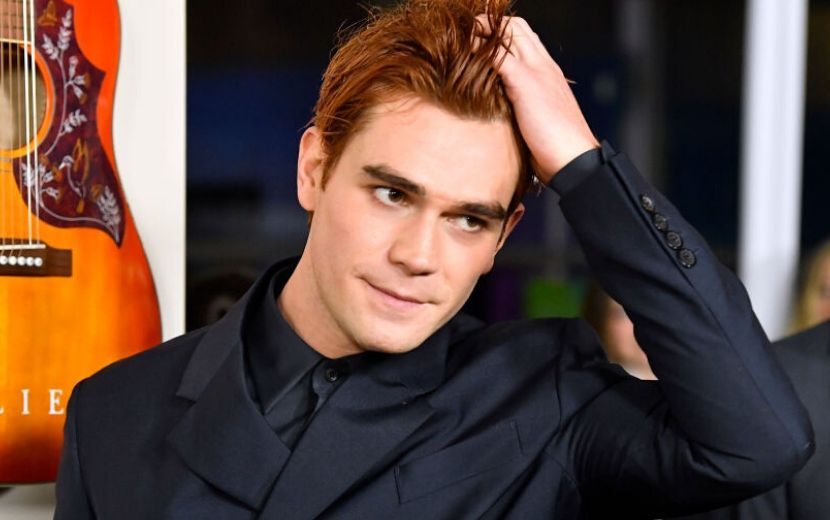 KJ Apa surge com visual diferente e fãs desaprovam