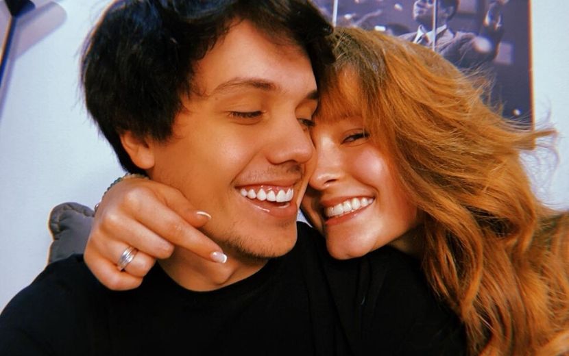 Leo Cidade e Larissa Manoela comemoram aniversário de namoro com a foto mais fofa que você ver hoje