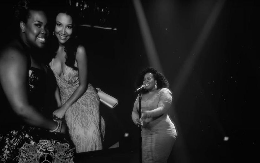 Amber Riley faz performance emocionante em tributo à Naya Rivera