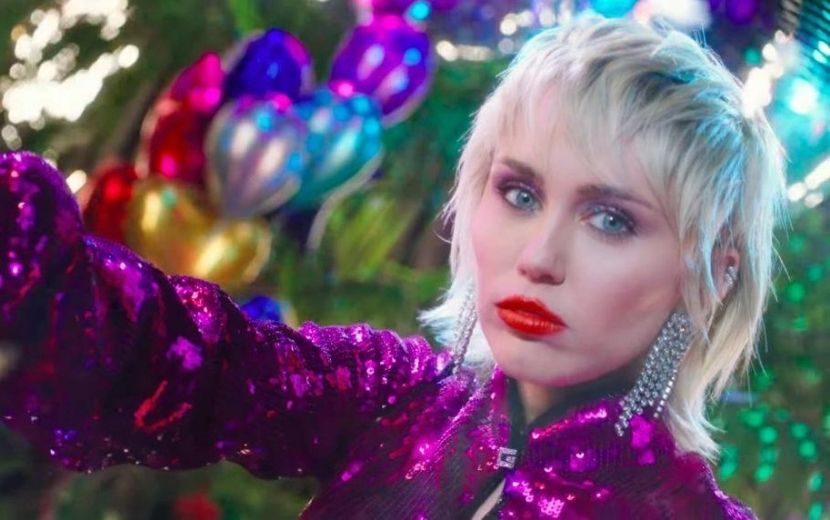 “Plastic Hearts”: De surpresa, Miley Cyrus anuncia a chegada de seu novo álbum!