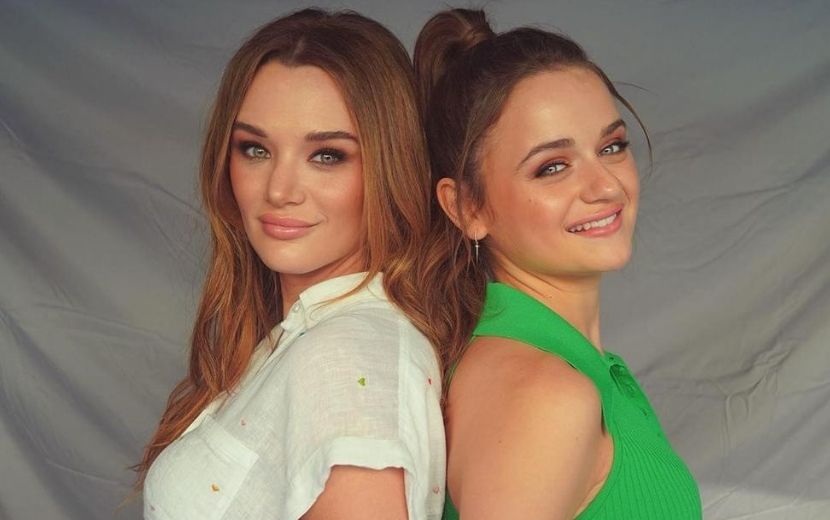 Joey King posa ao lado da irmã em ensaio misterioso