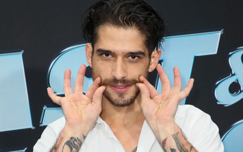 Tyler Posey surge cozinhando sem roupas e web vai à loucura!