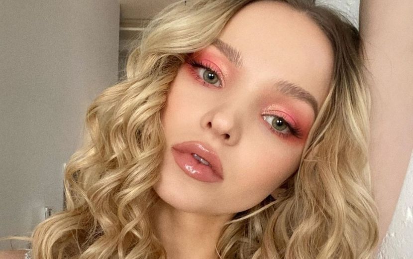 Dove Cameron explica significado por trás de tatuagem: "Figura de energia feminina divina"