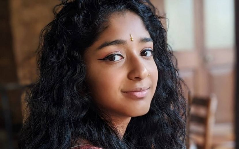 Maitreyi Ramakrishnan, de "Eu nunca...", fala sobre beleza: "Não deveriam existir regras"