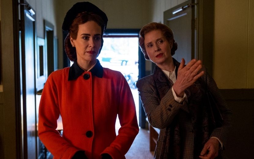 Elenco feminino de "Ratched" analisa guia dos anos 1940 para contratar mulheres