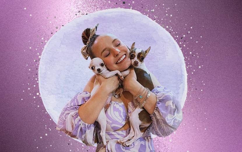 Larissa Manoela segurando dois cachorros
