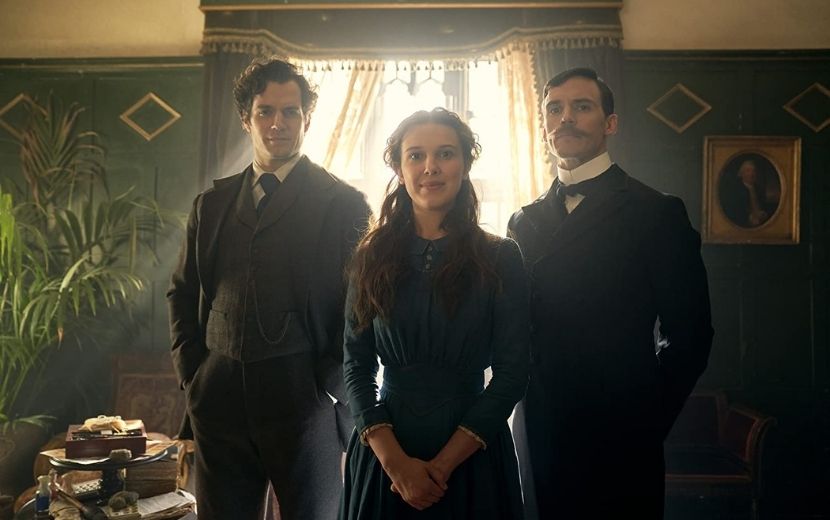 Millie Bobby Brown diverte todo mundo em erros de gravação de "Enola Holmes"