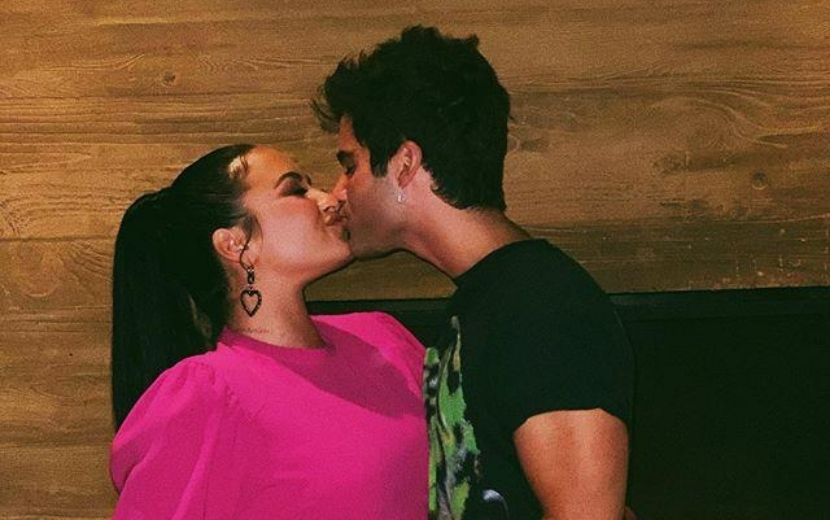 Demi Lovato fala sobre relacionamento com o pai e importância do noivo, Max Ehrich, em sua vida