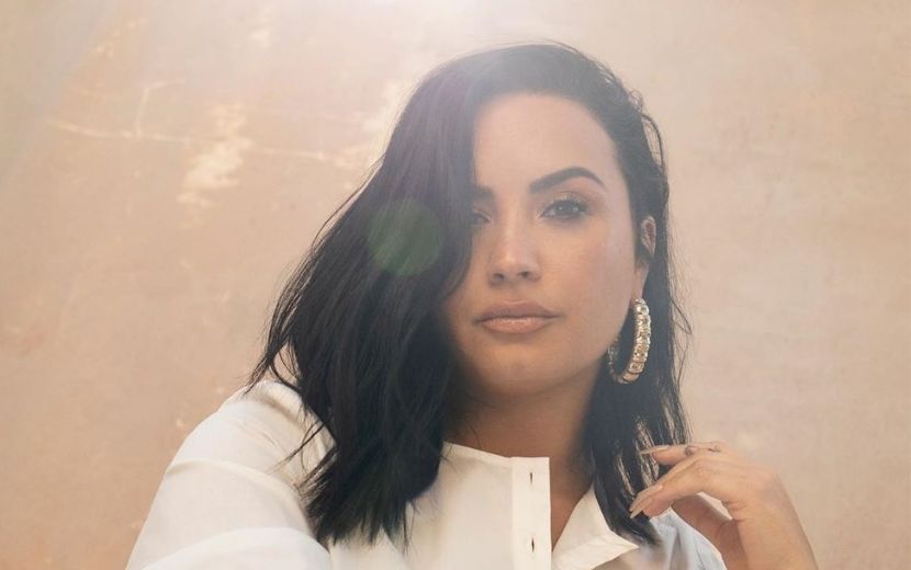 "Tenho os seios que eu sempre quis", diz Demi Lovato sobre mudanças em seu corpo
