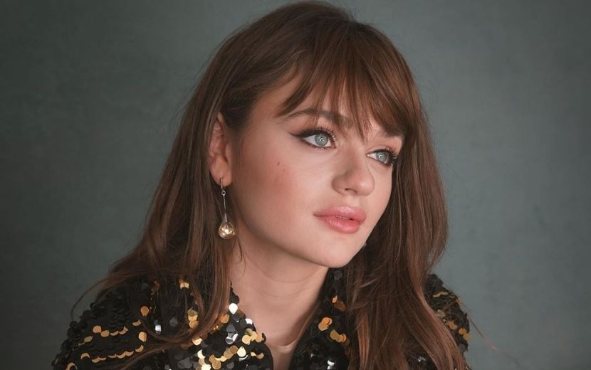 Joey King revela que seu primeiro beijo aconteceu com ator de "Pretty Little Liars"