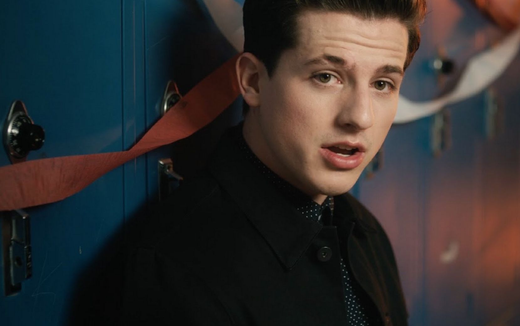Charlie Puth deixa bumbum à mostra em sessão de massagem e fãs vão vai à loucura