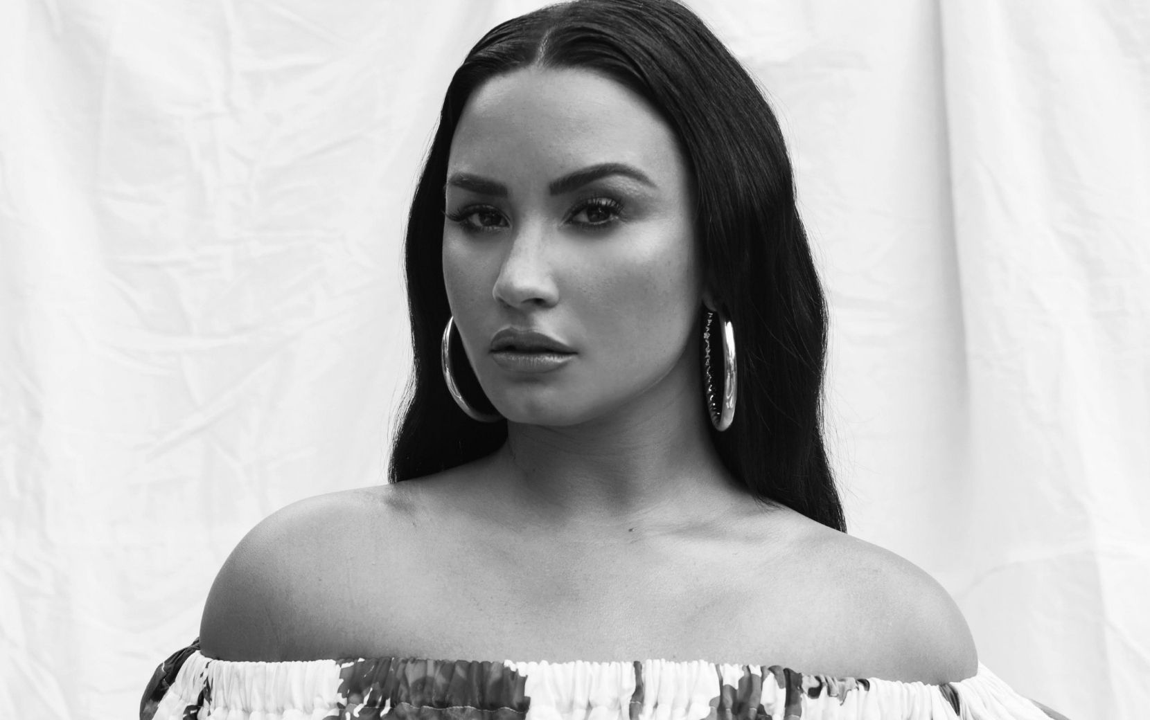 Após críticas por se posicionar politicamente, Demi Lovato dá pisão em fã e defende Taylor Swift