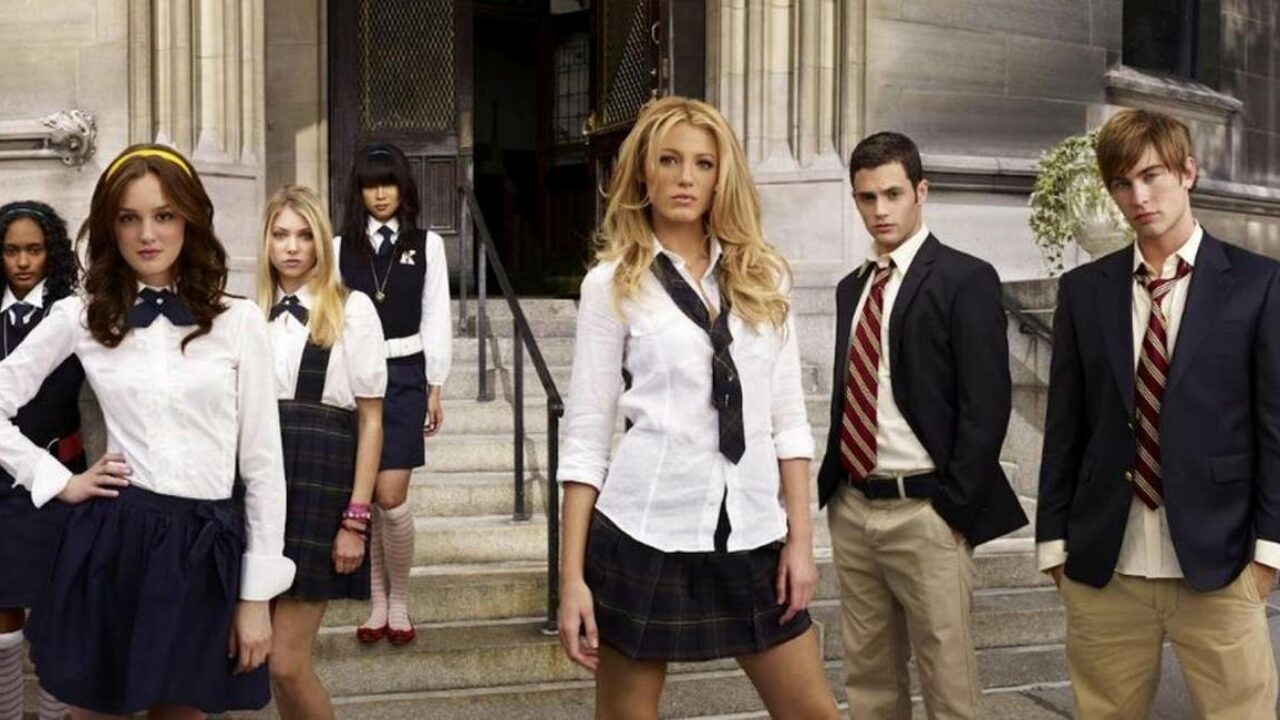 Gossip Girl: novas fotos revelam como será o uniforme da Constance School no reboot!