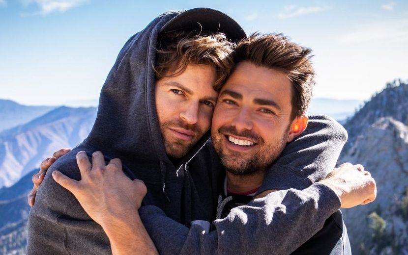 Jonathan Bennett, ator de “Meninas Malvadas”, anuncia noivado com Jaymes Vaughan