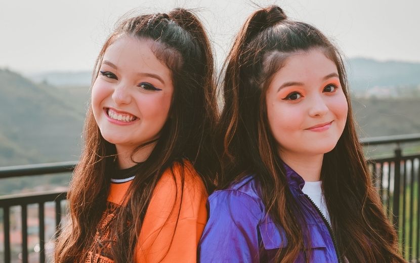 Gêmeas de Poliana, Mily e Mary Oliveira cantam sobre amizade verdadeira em "Meu amor é você"