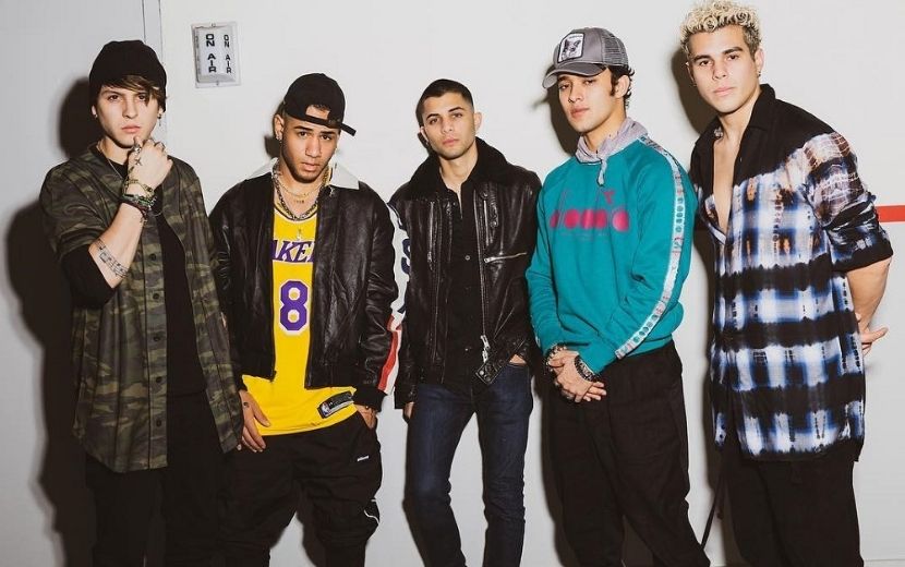 Integrantes do CNCO querem viver um amor intenso no clipe de "Tan Enamorados"