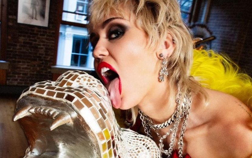 Em aquecimento para "Plastic Hearts", Miley Cyrus lança prévia de "WTF Do I Know"