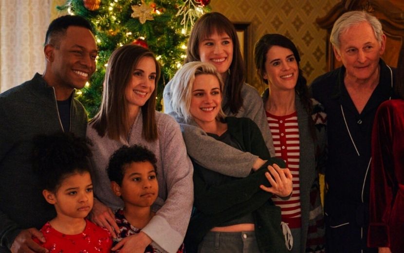 Kristen Stewart descobre que família da namorada não sabe que ela é lésbica em trailer de “Happiest Season”