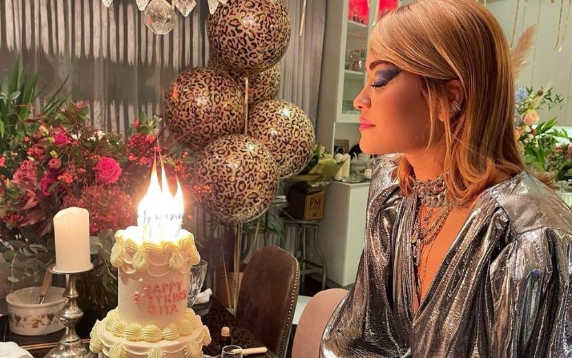Rita Ora dá festa de aniversário na pandemia e pede desculpas: "Fui irresponsável"