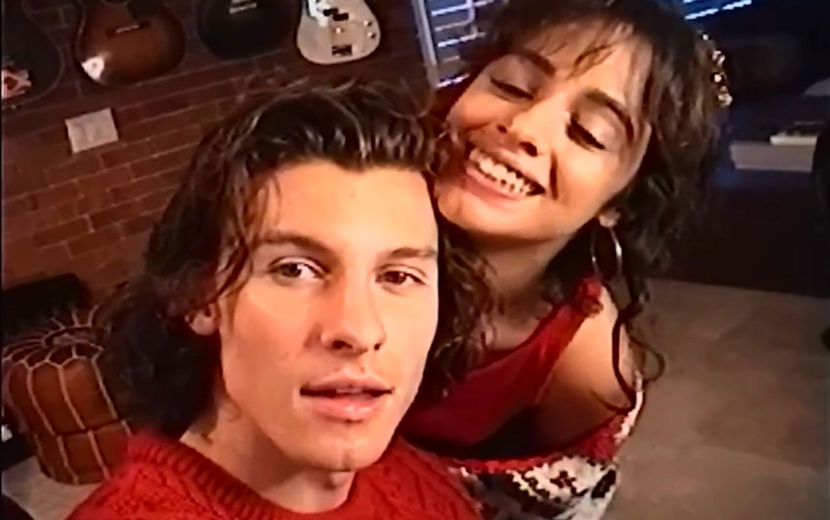 Com imagens românticas e intimistas, Shawn Mendes lança clipe de "The Christmas Song" com Camila Cabello