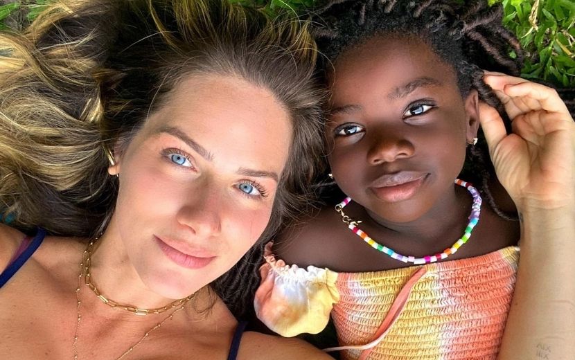 Titi rouba a cena fazendo carão em fotos compartilhadas por Giovanna Ewbank