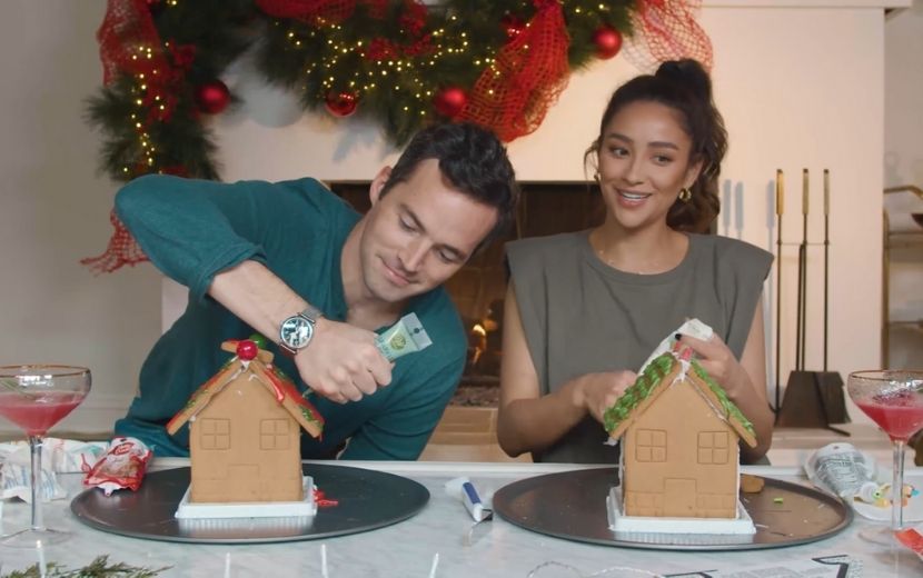 Shay Mitchell e Ian Harding, de "Pretty Little Liars", se unem em vídeo natalino hilário
