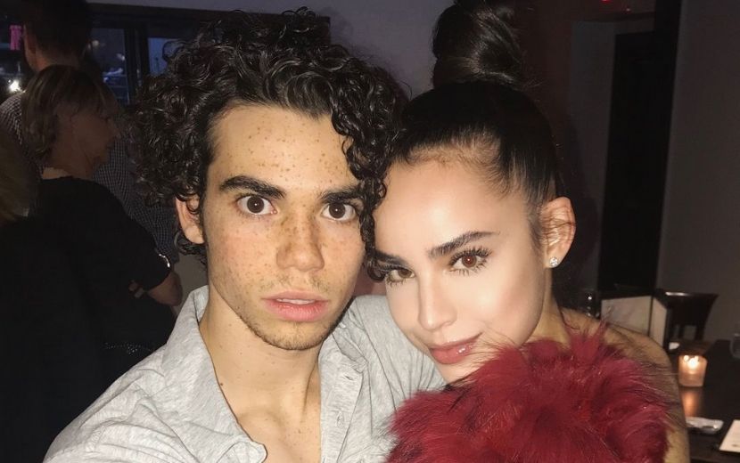Sofia Carson menciona Cameron Boyce ao falar sobre Hollywood: "Ele nunca se perdeu"