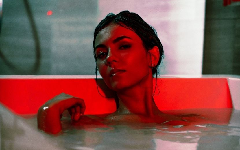 Victoria Justice reflete sobre amor próprio no clipe de "Treat Myself"