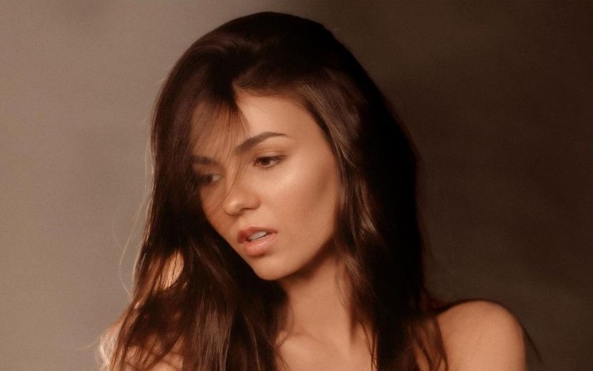 Victoria Justice retorna ao mundo da música com a icônica "Treat Myself"