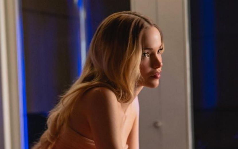 Dove Cameron está isolada lamentando perda de amor antigo no clipe de "We Belong"