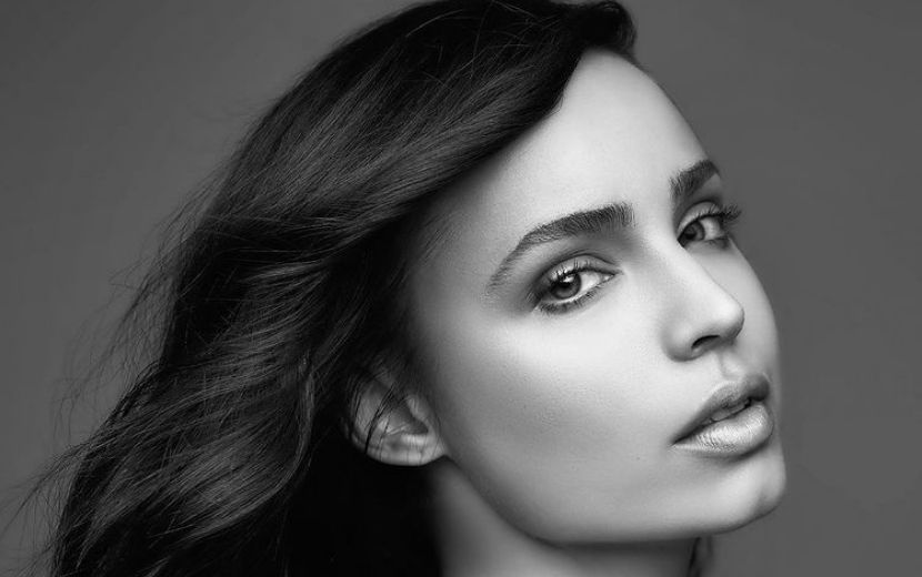 Sofia Carson lança clipe emotivo em preto e branco para "Hold On To Me"