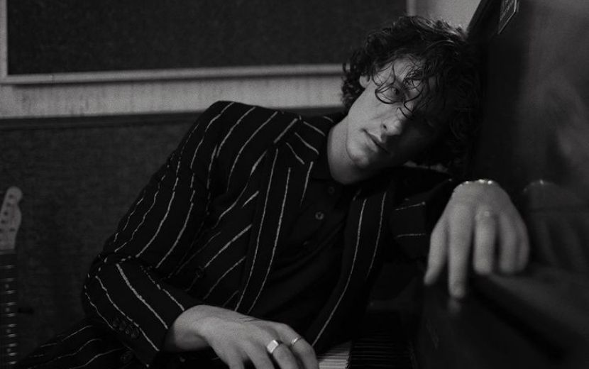 Shawn Mendes responde questionamentos sobre sexualidade: "Não há nada de errado em ser gay, mas eu não sou"