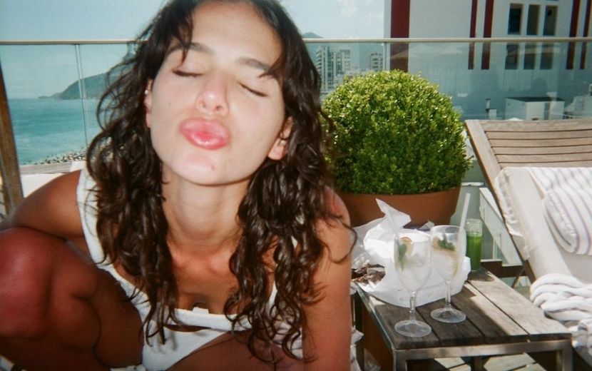 Bruna Marquezine faz desabafo sobre processo de transição capilar: "Medo de ficar parecida com um poodle"