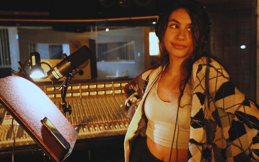 Alessia Cara aparece cantando música brasileira icônica no Instagram - vem ver