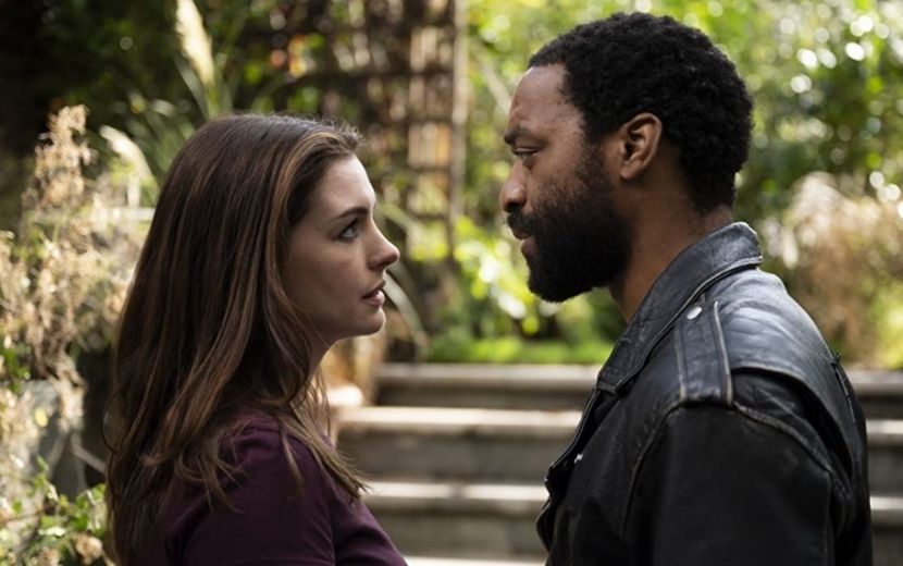 Anne Hathaway e Chiwetel Ejiofor planejam roubo durante quarentena no trailer de "Locked Down"