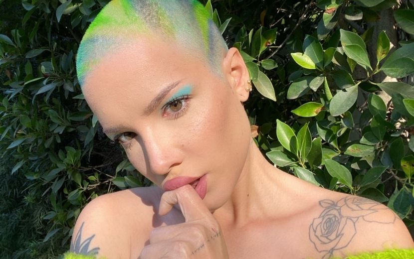 Halsey anuncia lançamento da "about-face", marca própria de maquiagem
