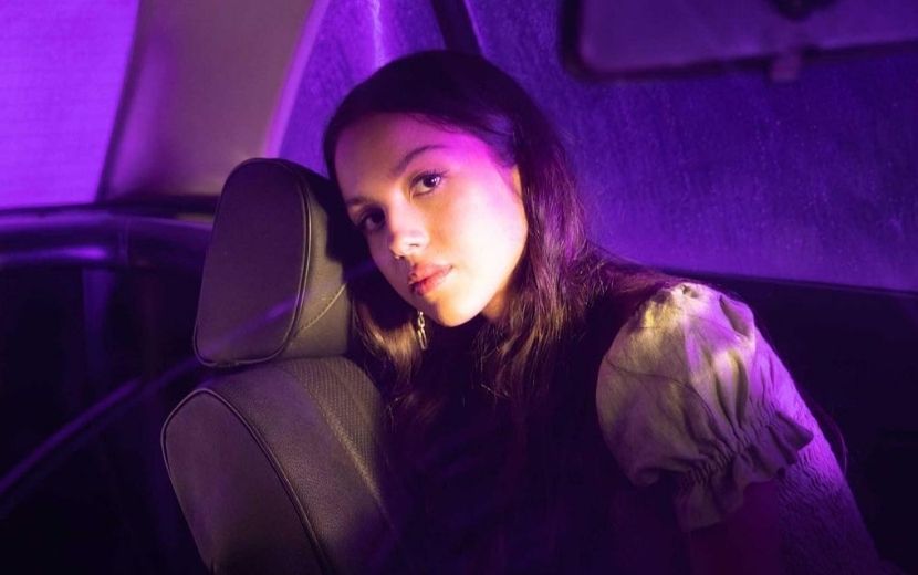 Olivia Rodrigo alcança topo da Billboard Hot 100 com o single de estreia "Drivers License"