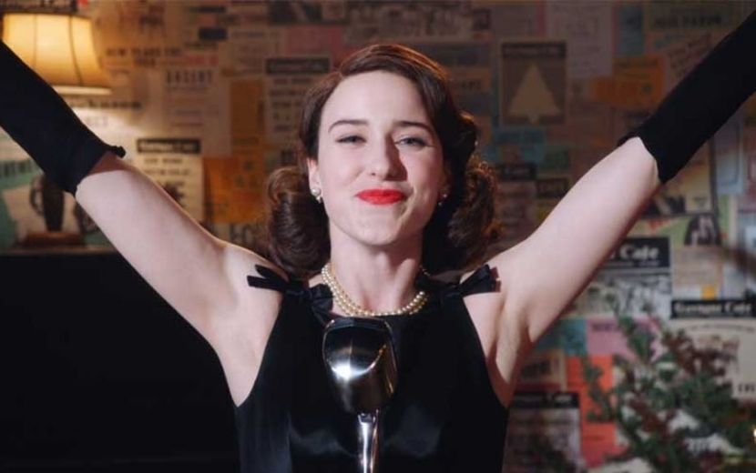 Protagonista de "The Marvelous Mrs. Maisel" mostra bastidores das gravações da 4ª temporada