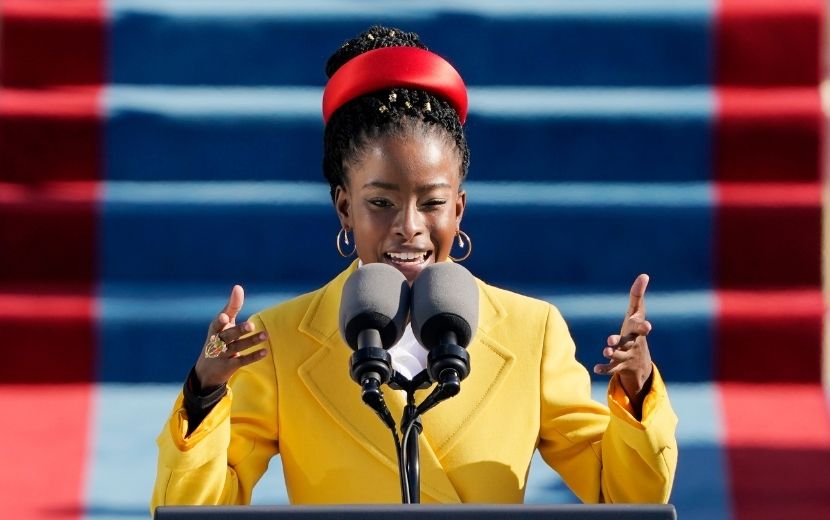 Aos 22 anos, poetisa formada em Harvard, Amanda Gorman, é a mais jovem a recitar na posse de um presidente
