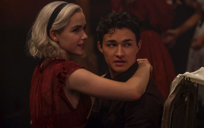 Estrelas de "O Mundo Sombrio de Sabrina" se arriscam no português em novo vídeo divertido da Netflix