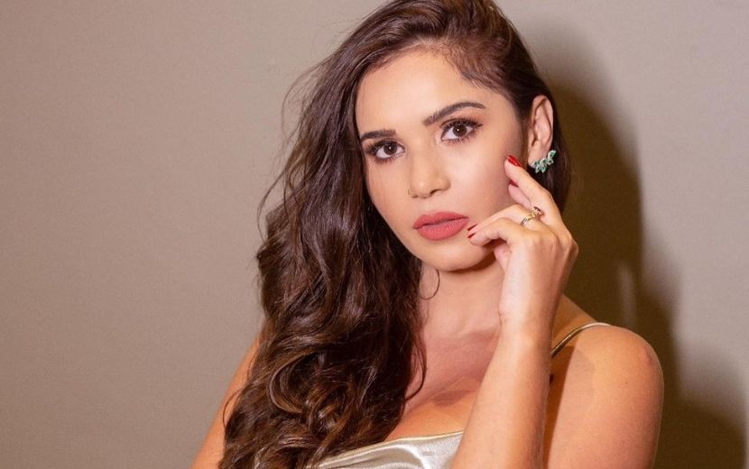 Líder de projeto social, Gizelly Bicalho entrega livros doados por fãs a um presídio feminino