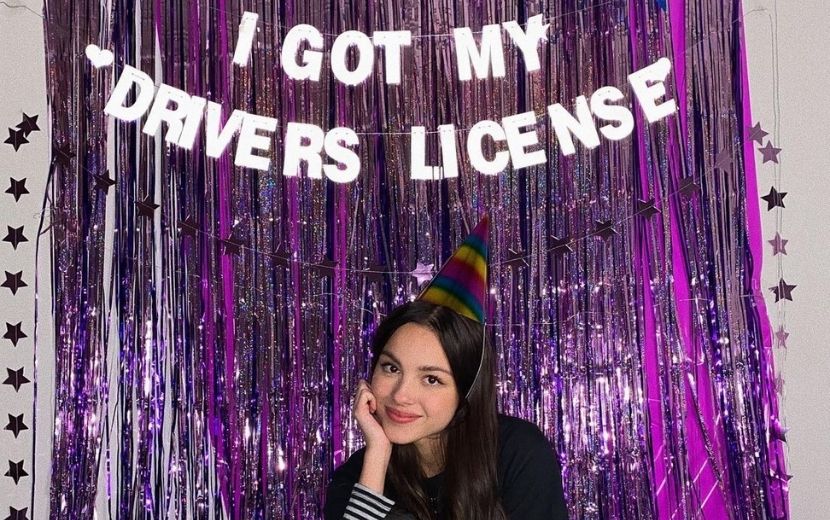 "Drivers licence": diretor do clipe de Olivia Rodrigo comenta rumores sobre a música e revela como foi trabalhar com ela