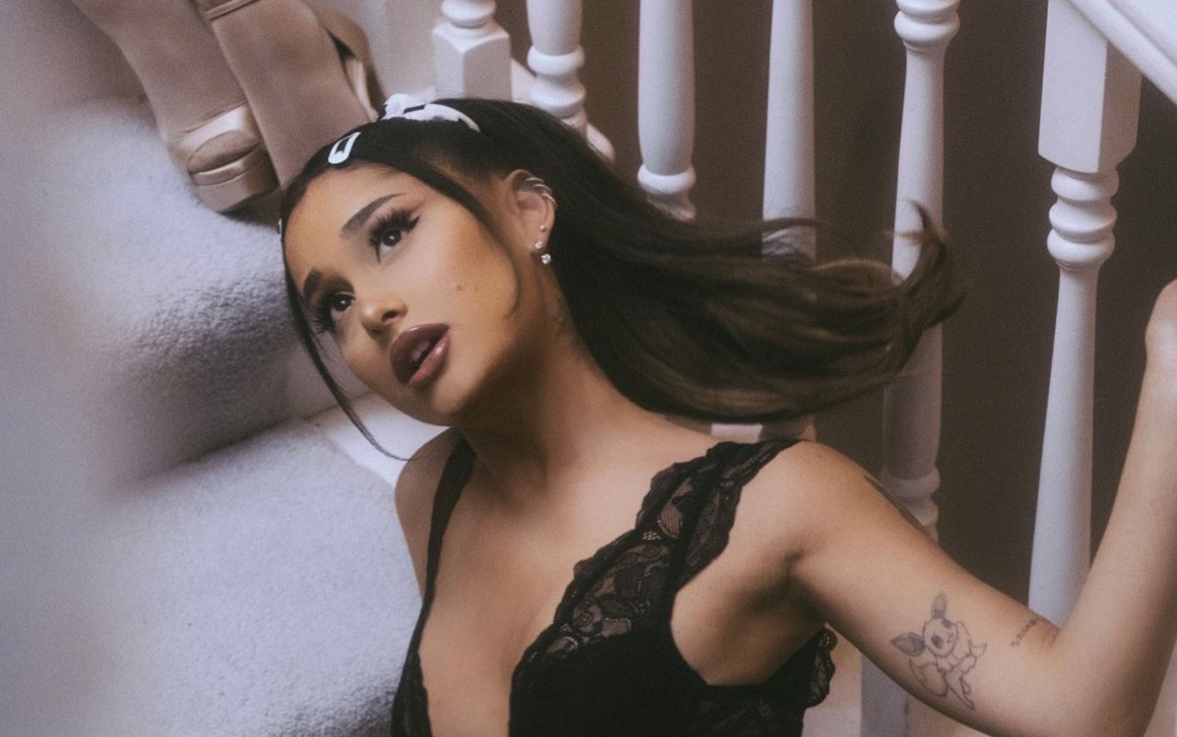 Ariana Grande divulga prévias de músicas inéditas da versão deluxe de "Positions"